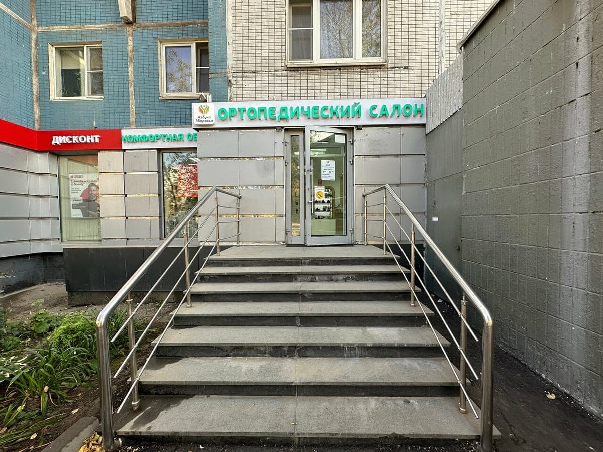 Крыльцо с поручнями у входа в салон
