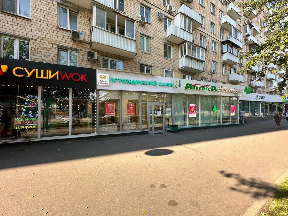 Витрина салона между «Суши Wok» и аптекой
