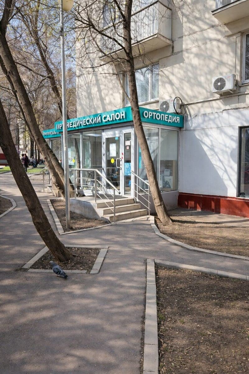 Вход в салон — несколько ступеней с поручнями